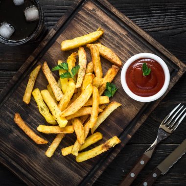 Kızarmış patates ketçap sos ile