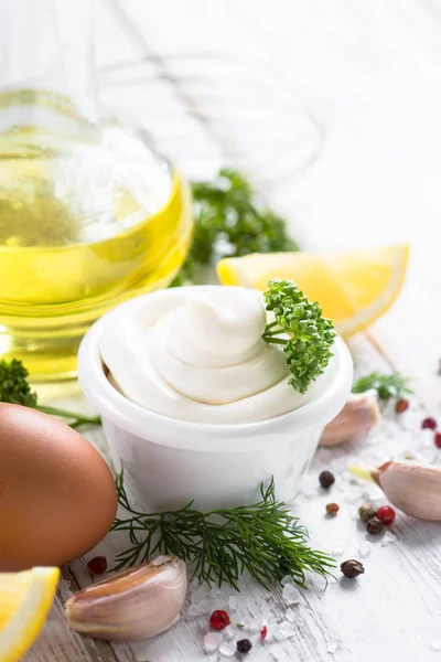 Sauce mayonnaise et ingrédients sur blanc — Photo