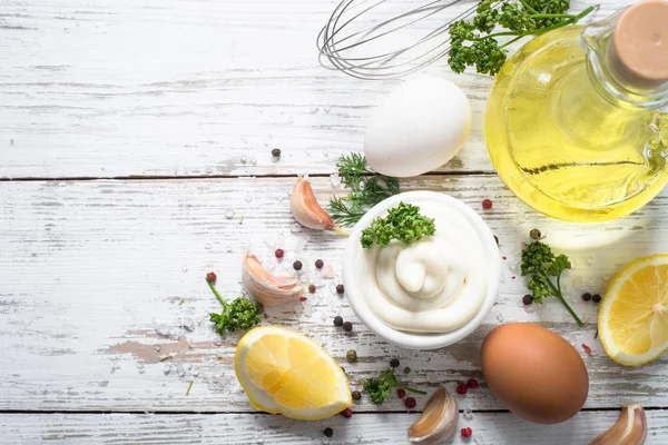 Salsa de mayonesa e ingredientes en blanco — Foto de Stock