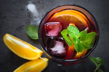 Sangria meyve nane ve buz ile.