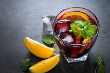 Sangria meyve nane ve buz ile.
