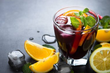 Sangria meyve nane ve buz ile.