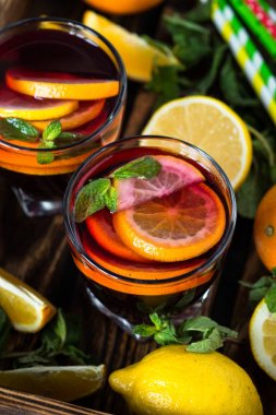 Sangria meyve nane ve buz ile.