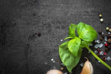 Fesleğen tuz ve biber. Yemek pişirmek için malzemeler.