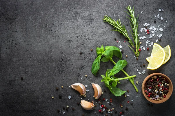 Selección de especias hierbas y verduras . — Foto de Stock