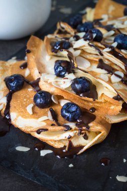 Krep yaban mersini badem pul ve bla üzerine çikolata sosu ile