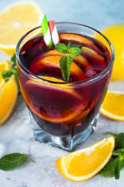 Sangria meyve nane ve buz ile.