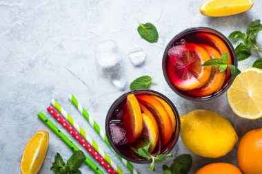 Sangria meyve nane ve buz ile.