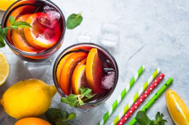 Sangria meyve nane ve buz ile.