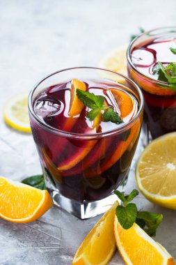 Sangria meyve nane ve buz ile.