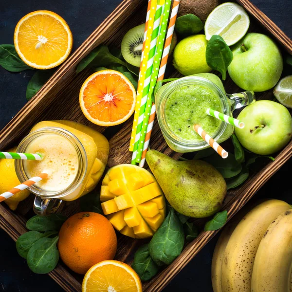 Green and yellow smoothie in mason jar — Stock Photo, Image