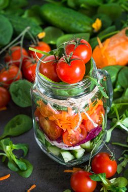 Mason kavanoza taze vejetaryen salata.