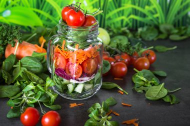 Mason kavanoza taze vejetaryen salata.