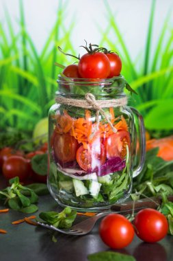 Mason kavanoza taze vejetaryen salata.