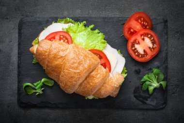 Kruvasan sandviç jambon, peynir, marul ve domates ile