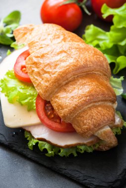 Kruvasan sandviç jambon, peynir, marul ve domates ile