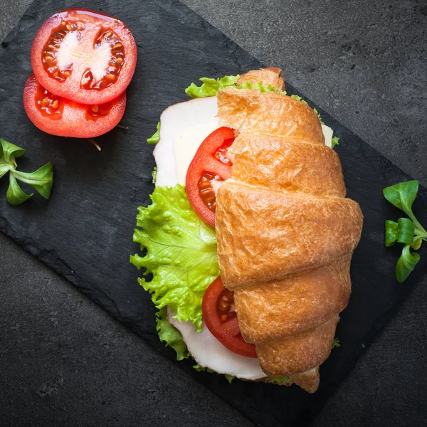 햄, 치즈, 양상추, 토마토와 크루아상 샌드위치 — 스톡 사진