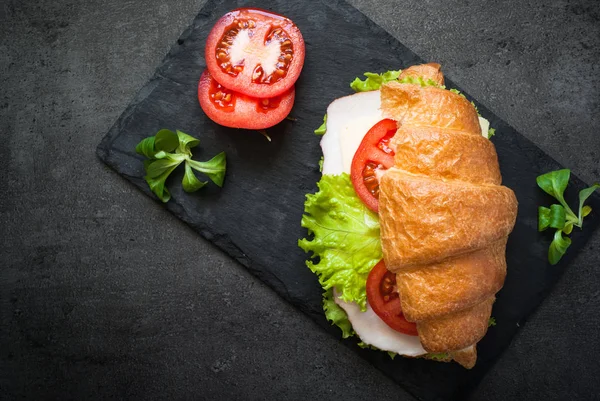 햄, 치즈, 양상추, 토마토와 크루아상 샌드위치 — 스톡 사진