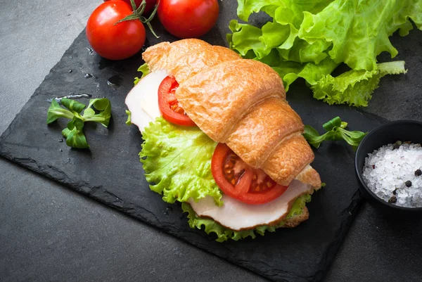 Kruvasan sandviç jambon, peynir, marul ve domates ile