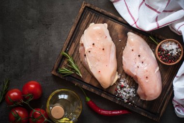 Tahtada çiğ tavuk filetosu.