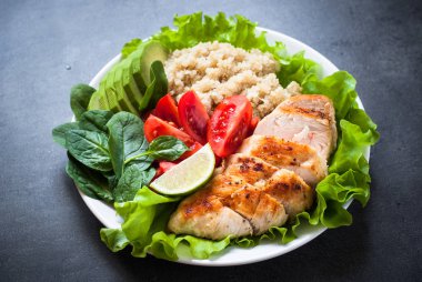 Taze salata quinoa, tavuk göğsü, ıspanak, marul ve için