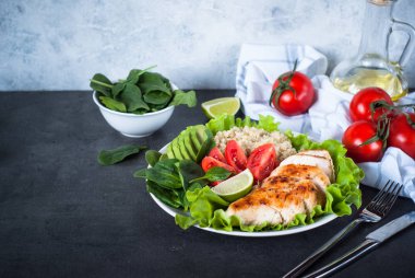 Taze salata quinoa, tavuk göğsü, ıspanak, marul ve için