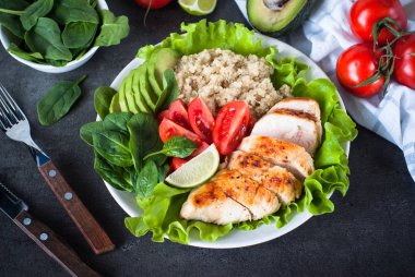 Taze salata quinoa, tavuk göğsü, ıspanak, marul ve için