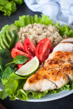 Taze salata quinoa, tavuk göğsü, ıspanak, marul ve için