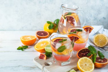Ev yapımı limonata ve malzemeler.