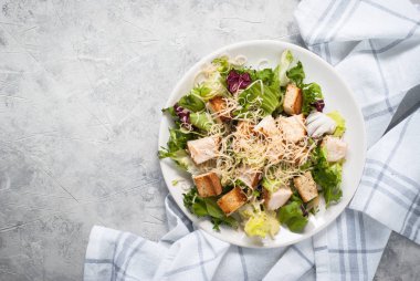 Sezar salatası beyaz plaka