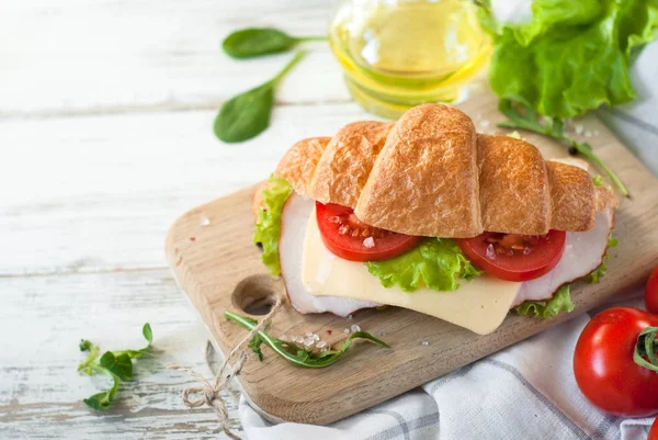 Sandwich de croissant con tocino, queso, lechuga y tomate — Foto de Stock