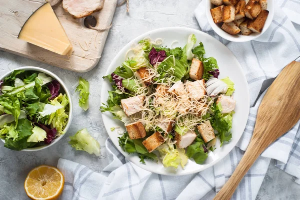 Insalata Cesare in piatto bianco — Foto Stock