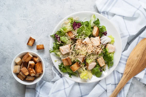 Insalata Cesare in piatto bianco — Foto Stock