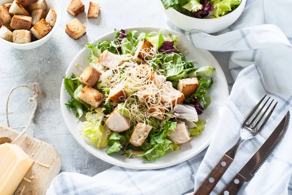 Salada Caesar em prato branco — Fotografia de Stock