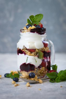 Yoğurt granola reçel çilek tatlı mason cam.