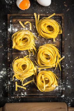 İtalyan ham ev yapımı makarna tagliatelle.