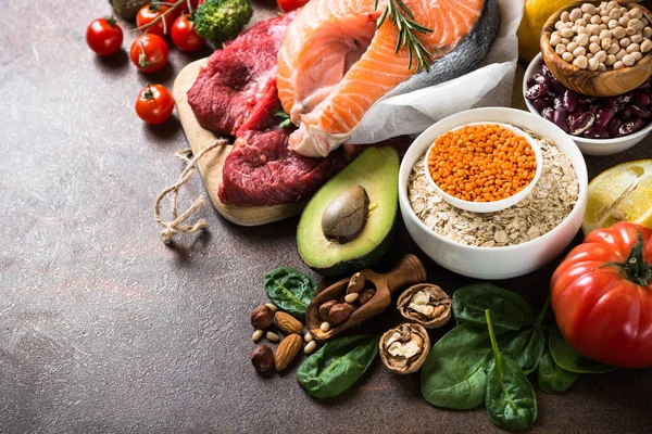 Kiegyensúlyozott étrend. Az egészséges táplálkozás szerves élelmiszer. — Stock Fotó