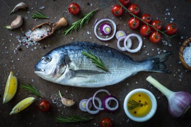 Taze balık Dorado ve malzemeler 