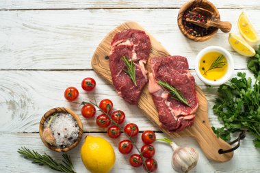 Sığır eti biftek malzemelerle
