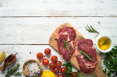 Sığır eti biftek malzemelerle