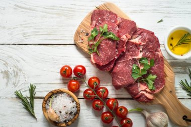 Sığır eti biftek malzemelerle