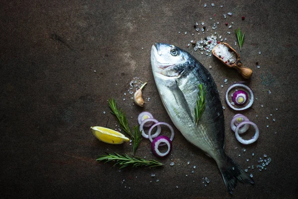 Dorado ve yemek pişirmek için malzemeler