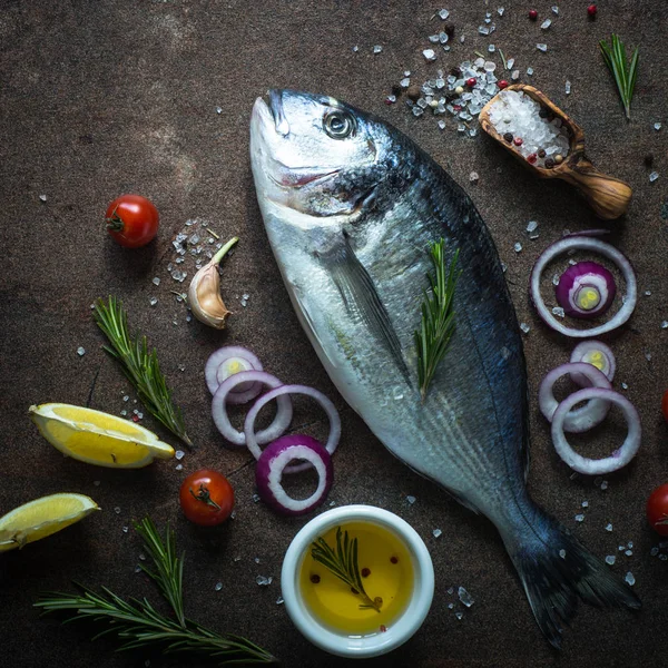 Dorado et ingrédients pour cuisiner — Photo