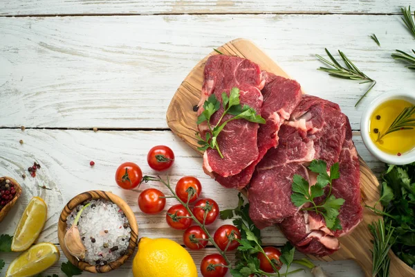 Bife de vaca com ingredientes — Fotografia de Stock