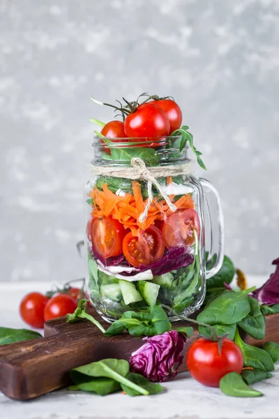 Fresh vegetarian salad in mason jar. — Stock Photo, Image