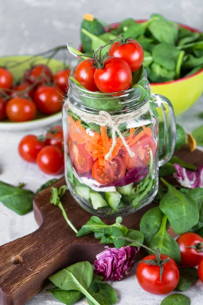 Fresh vegetarian salad in mason jar. — Stock Photo, Image