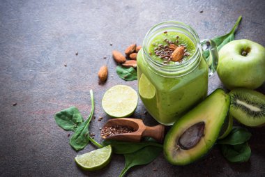 Yeşil elma ve ıspanak güler yüzlü