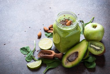 Yeşil elma ve ıspanak güler yüzlü