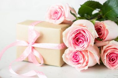 Pembe Gül, beyaz taş masada.