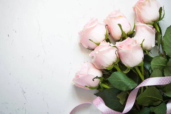 Rosa Rose am Tisch aus weißem Stein. — Stockfoto